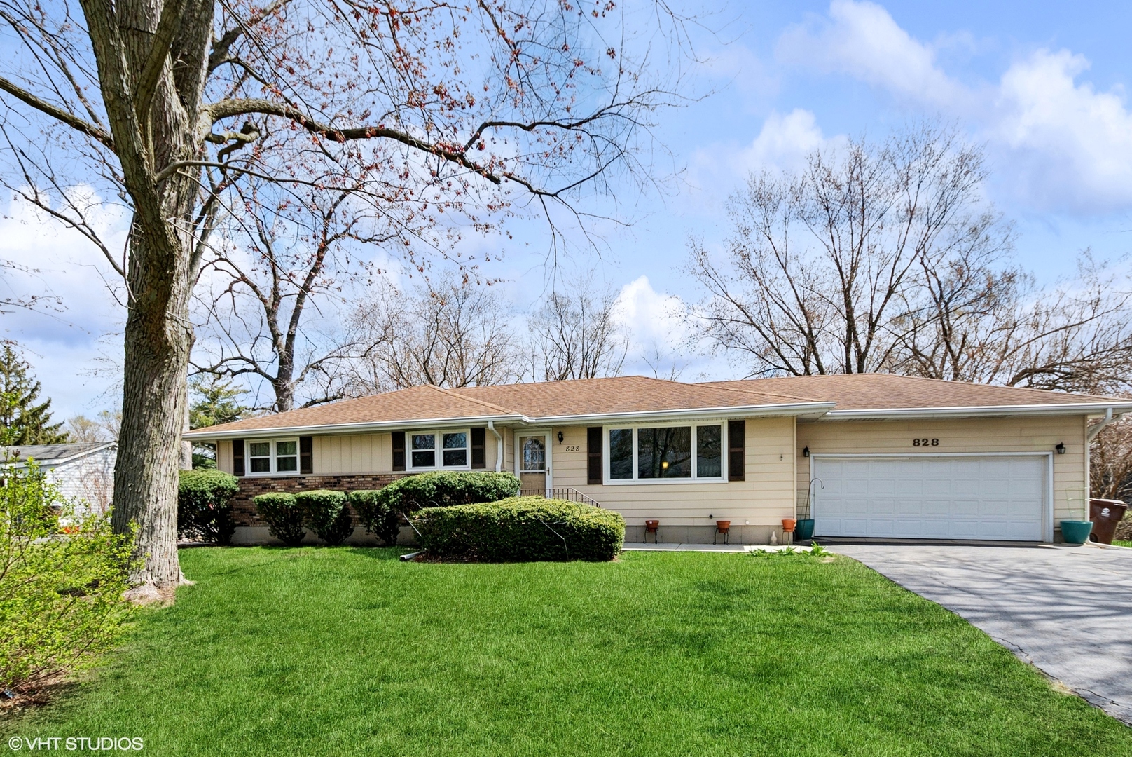 828 South Cedar Road New Lenox, IL 60451 - Photo 2 of 20 a front view of a house with a yard and trees
