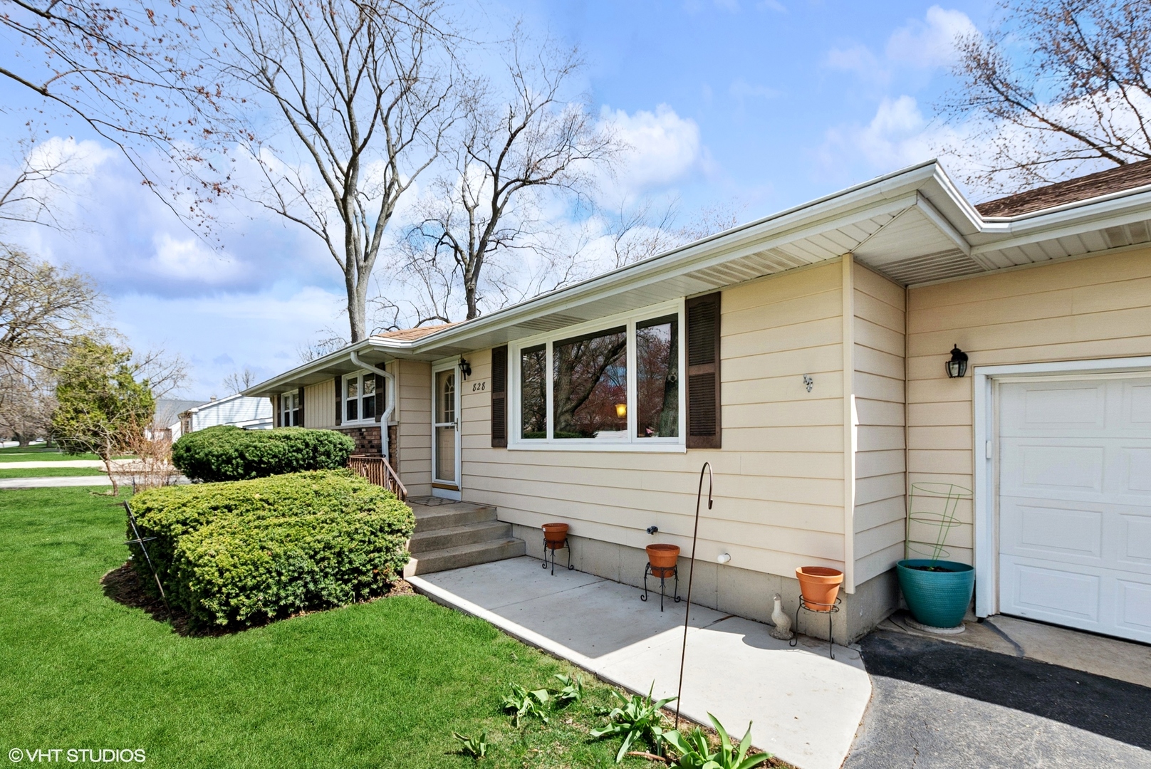 828 South Cedar Road New Lenox, IL 60451 - Photo 3 of 20 a front view of a house with garden