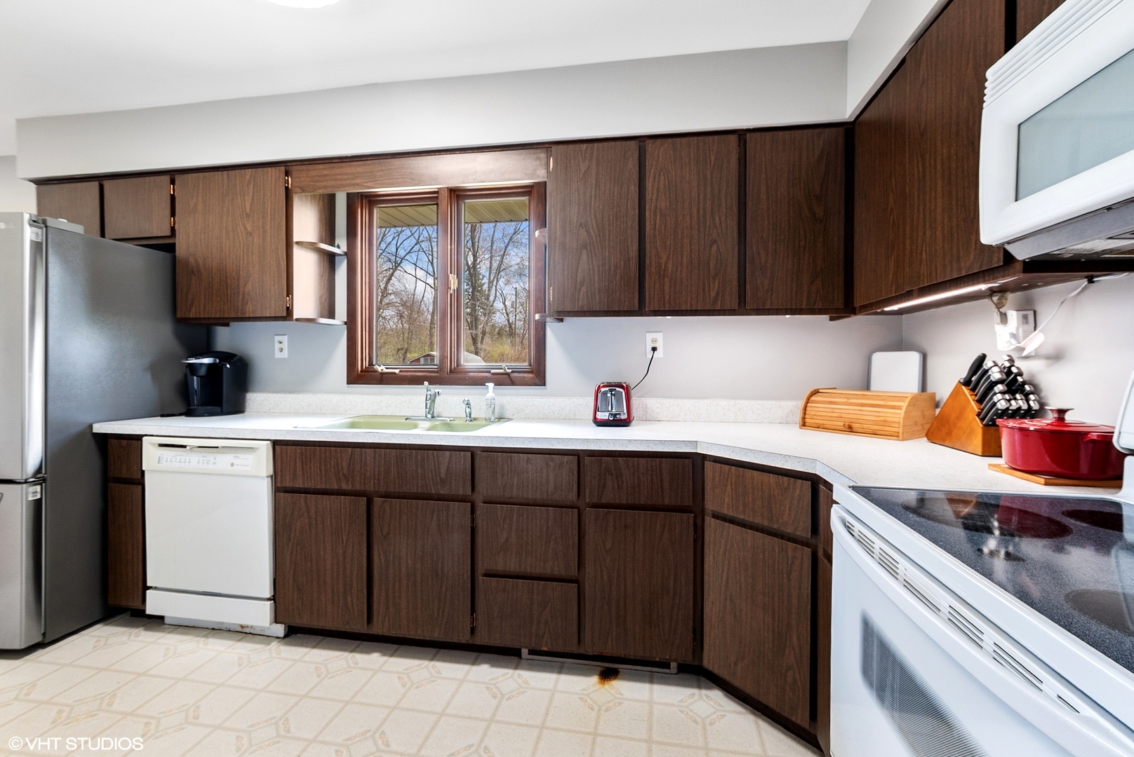 828 South Cedar Road New Lenox, IL 60451 - Photo 8 of 20 a kitchen with a sink cabinets and appliances