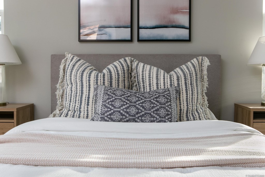 7060 Sitio Caliente Carlsbad, CA 92009 - Photo 20 of 39 a bedroom with a bed and wall painting