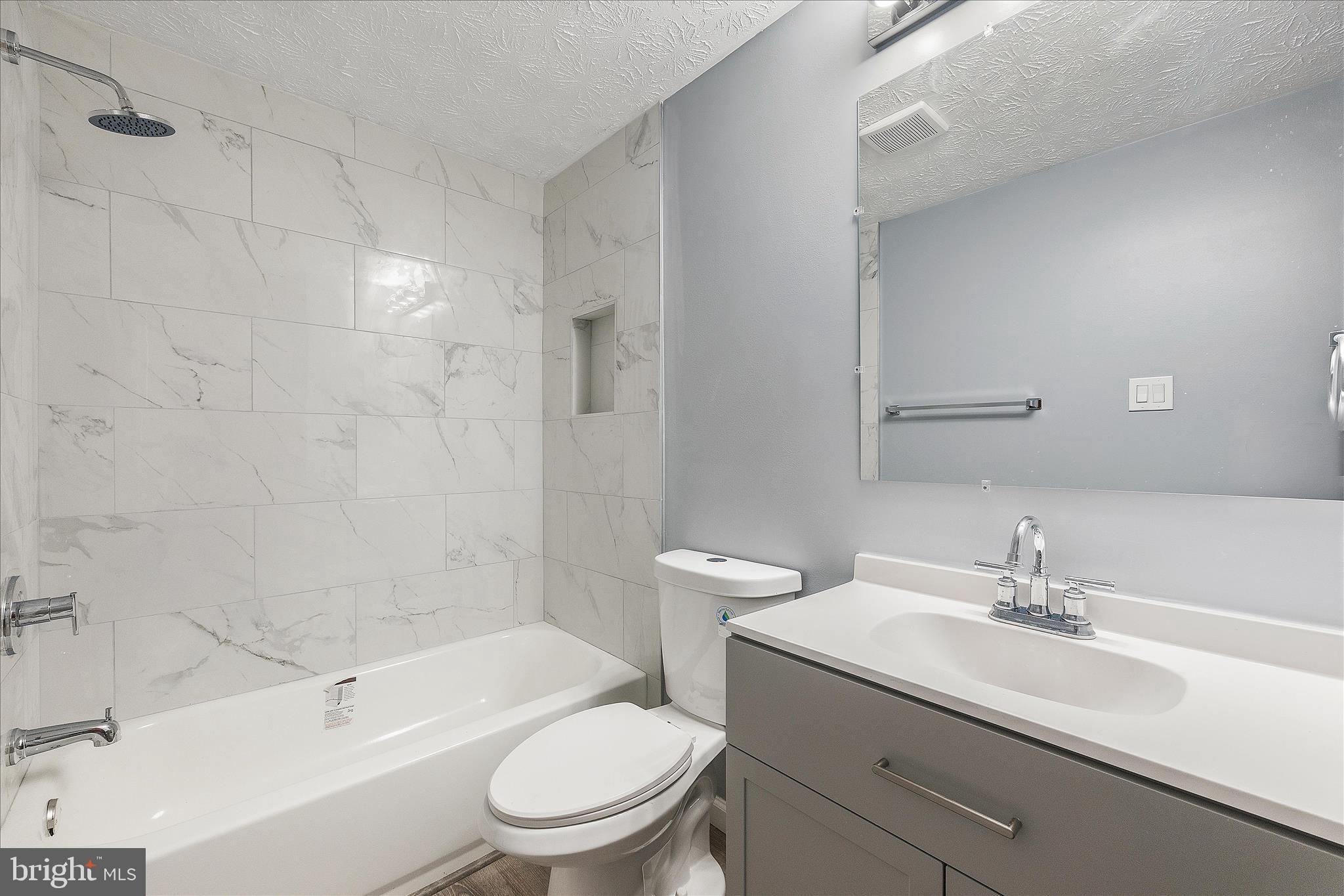 1121 Harvard Street Northwest, Unit F Washington, DC 20009 - Photo 32 of 40 3rd Floor Full Bath