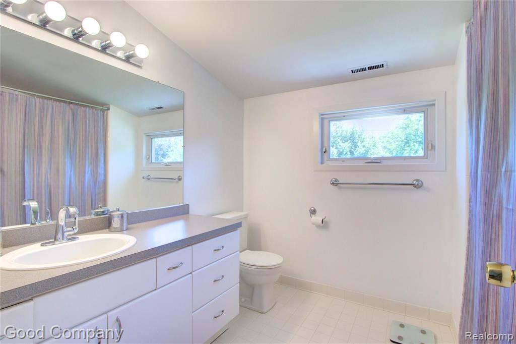 21642 Ruth Street Farmington Hills, MI 48336 - Photo 36 of 51
