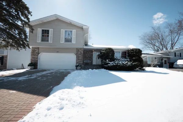 $350,000 | 2407 Valley Drive, Lindenhurst, IL 60046
