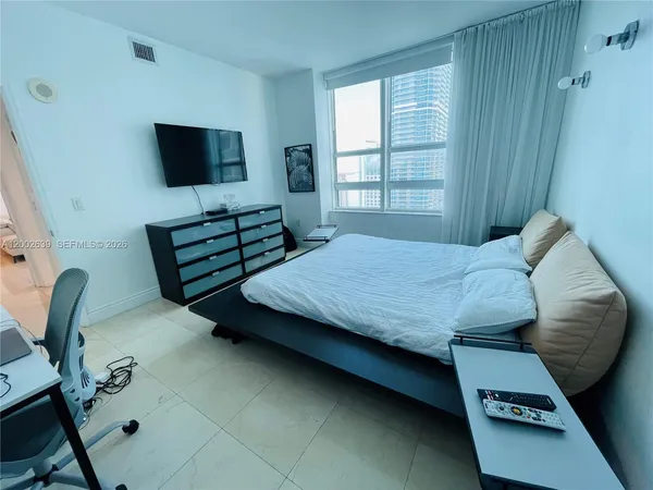 $3,300 | 950 Brickell Bay Drive, Unit 3703, Miami, FL 33131