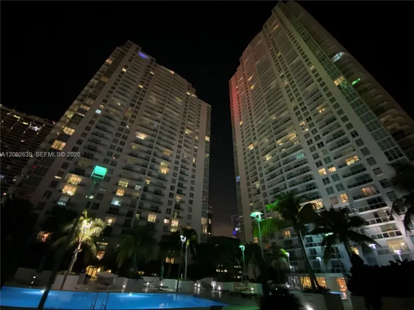 $3,300 | 950 Brickell Bay Drive, Unit 3703, Miami, FL 33131