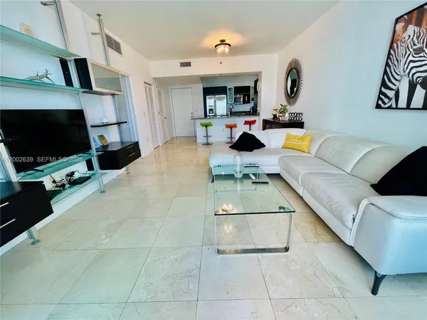 $3,300 | 950 Brickell Bay Drive, Unit 3703, Miami, FL 33131