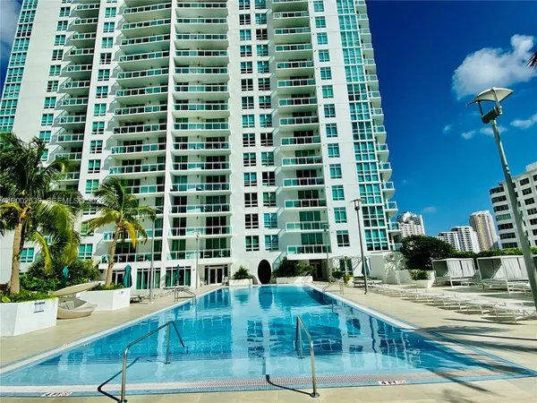 $3,300 | 950 Brickell Bay Drive, Unit 3703, Miami, FL 33131