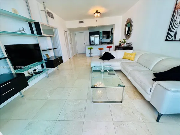 $3,300 | 950 Brickell Bay Drive, Unit 3703, Miami, FL 33131