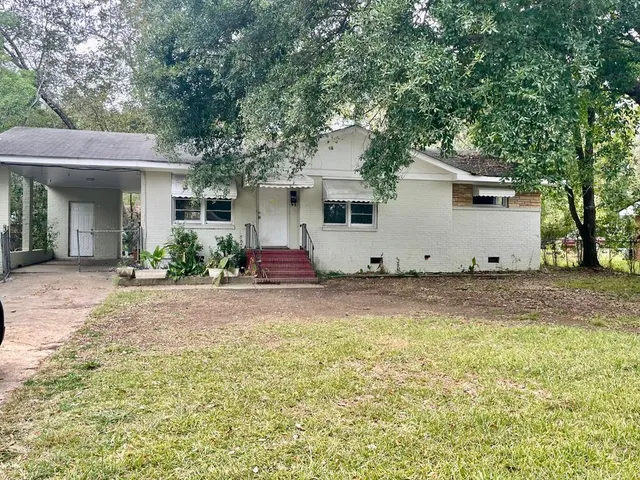 a view of a house with a yard