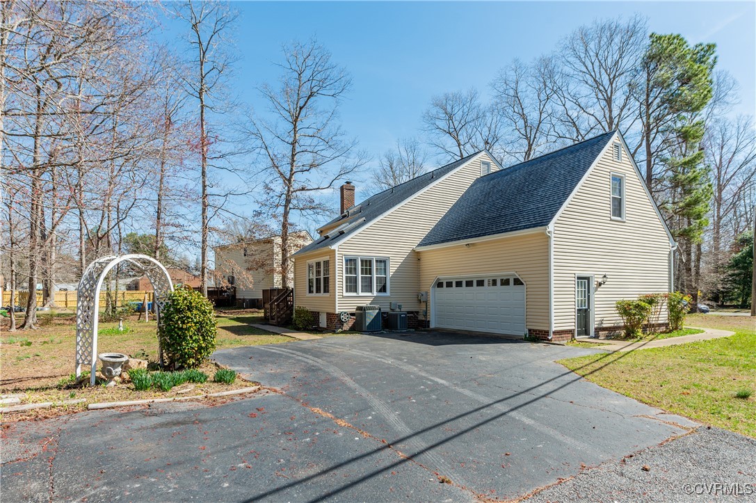 7400 Cannock Road Chesterfield, VA 23832 - Photo 34 of 36 a front view of a house with garden