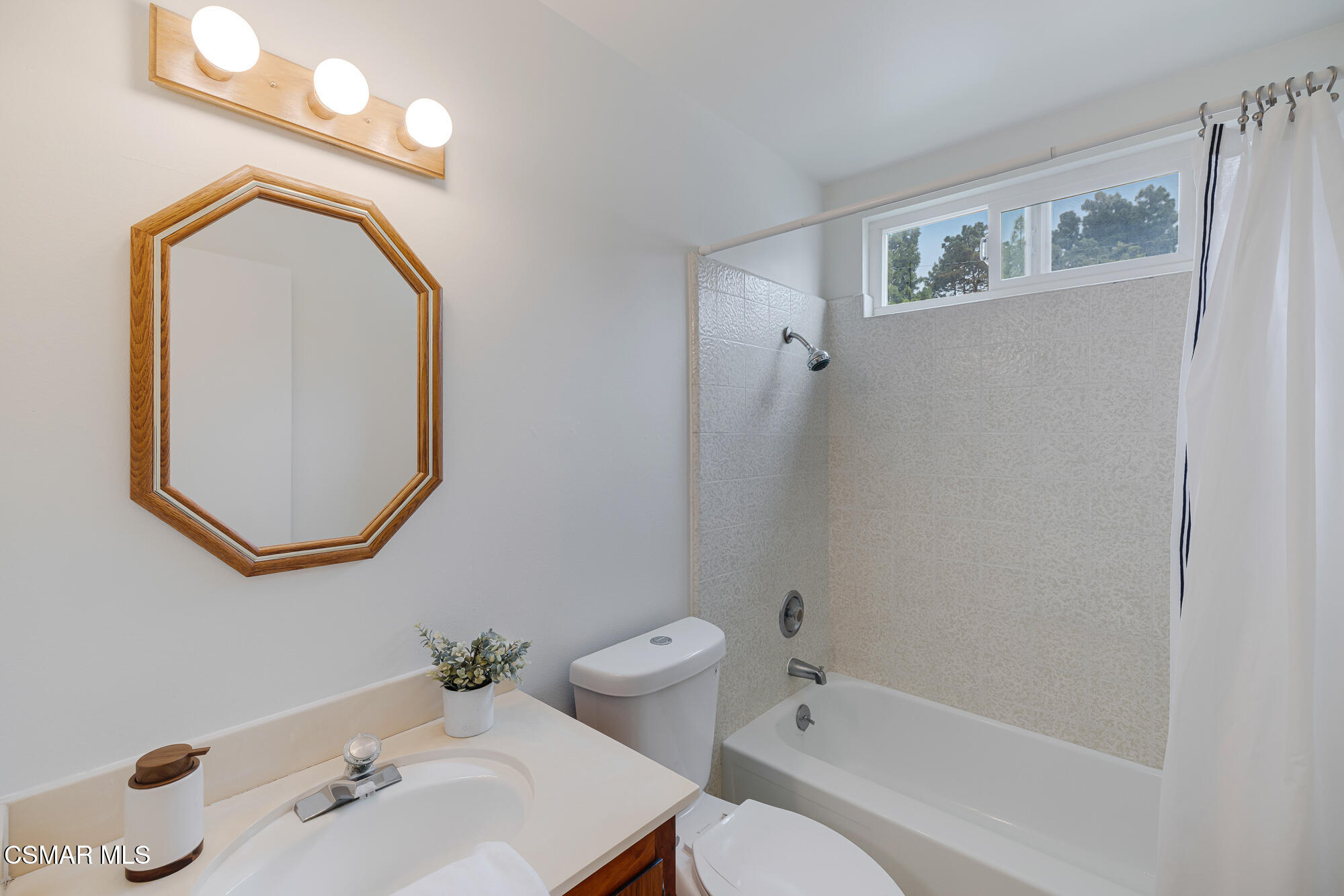 3491 Rivermore Street Camarillo, CA 93010 - Photo 30 of 49 a bathroom with a bathtub sink and mirror