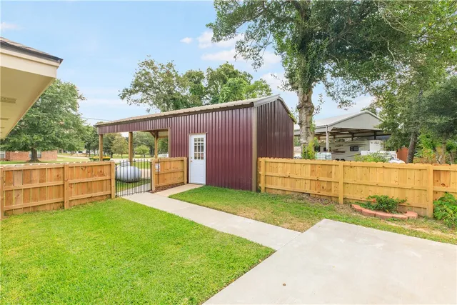 $379,000 | 125 Golfview Drive, Hilltop Lakes, TX 77871