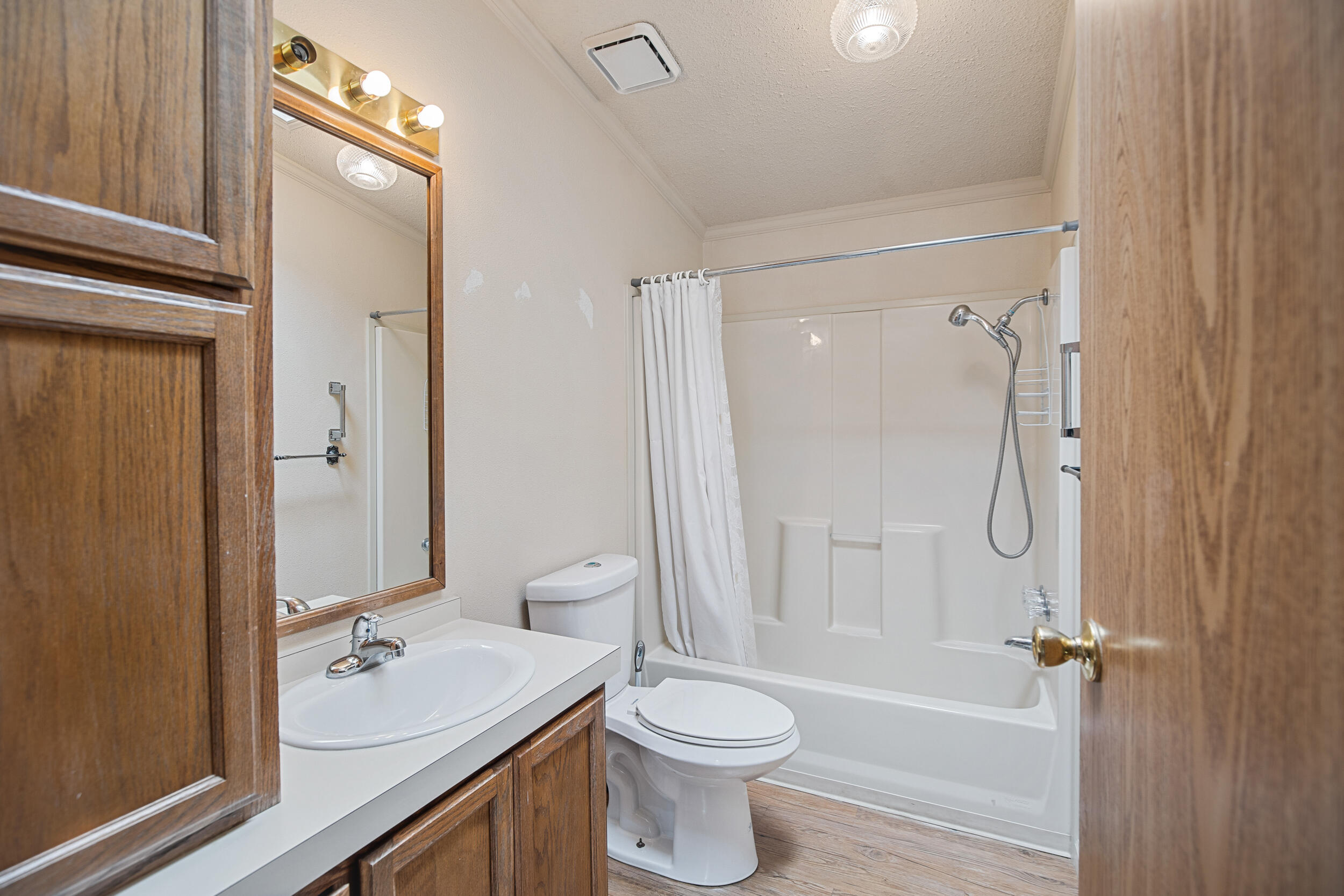 2720 Hugo Road Merlin, OR 97532 - Photo 22 of 38 Hall bath outside of the two bedrooms