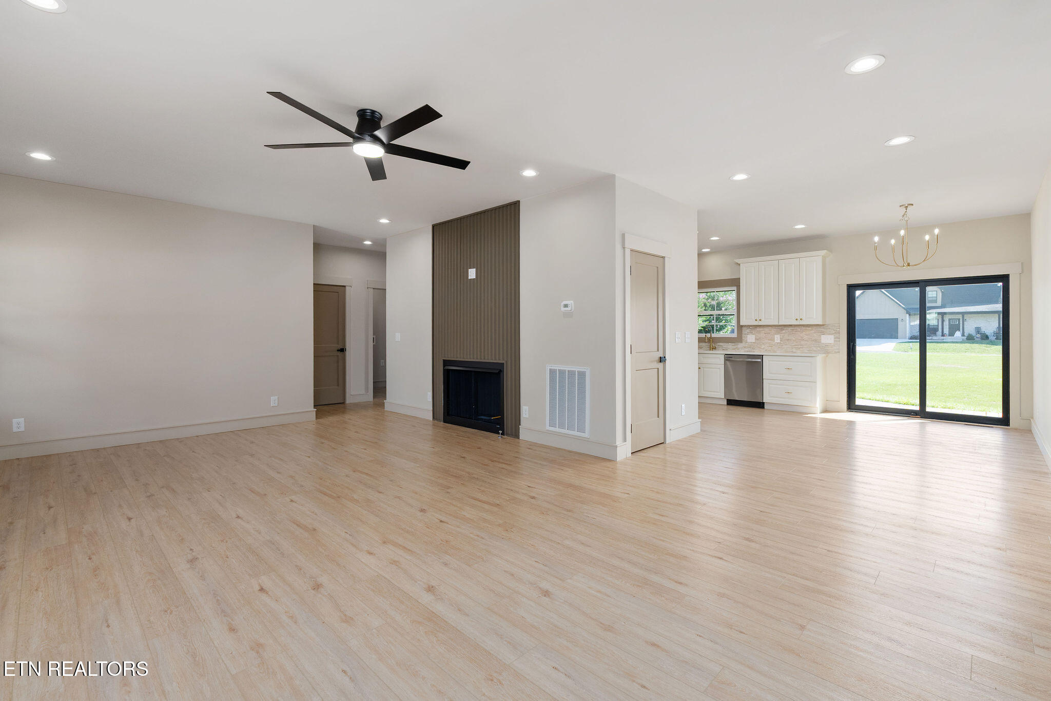 12123 Harvard Lane Glade Spring, VA 24340 - Photo 6 of 36 6) 63420-68d6d98451413