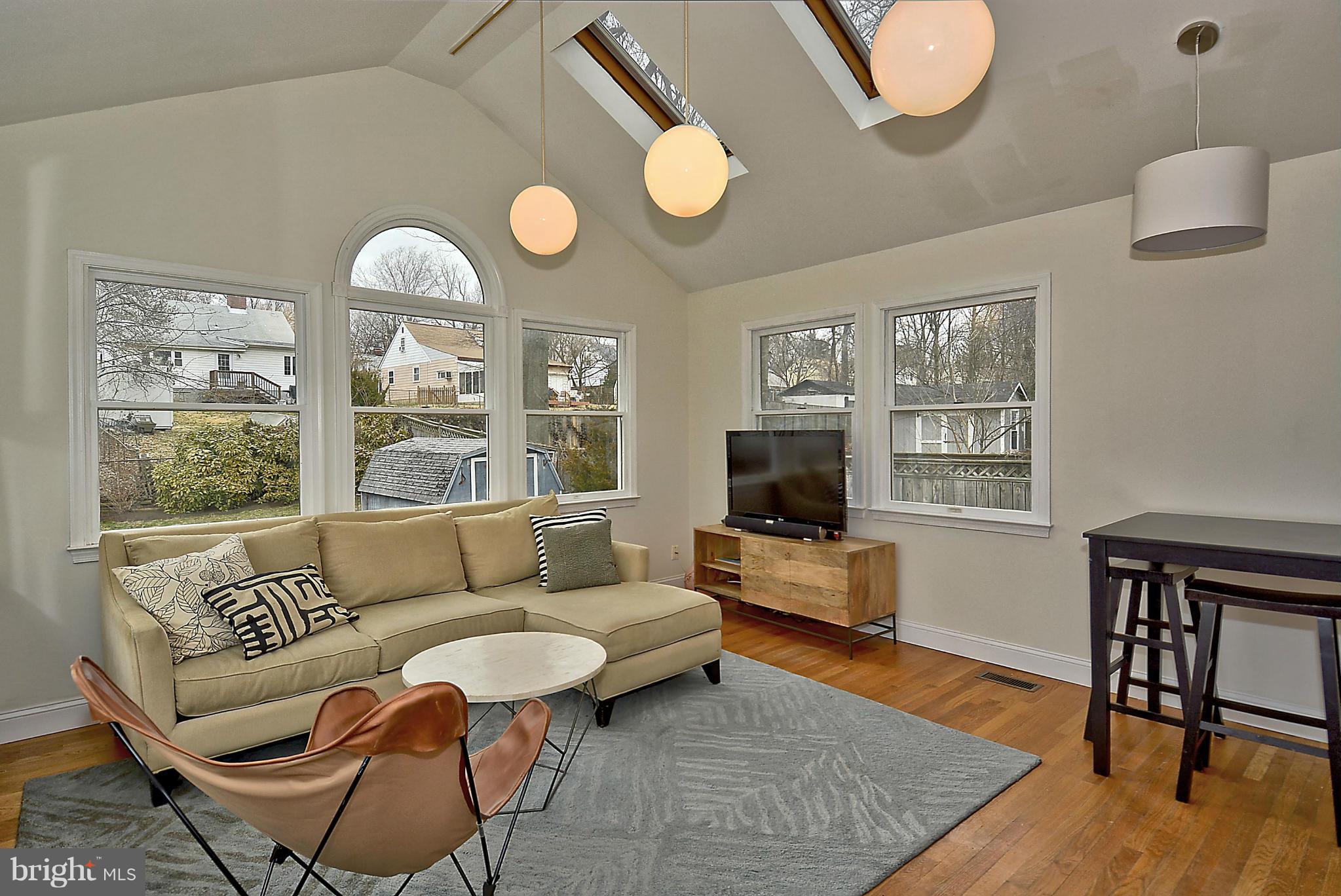 1109 Dryden Street Silver Spring, MD 20901 - Photo 4 of 30 Living Room