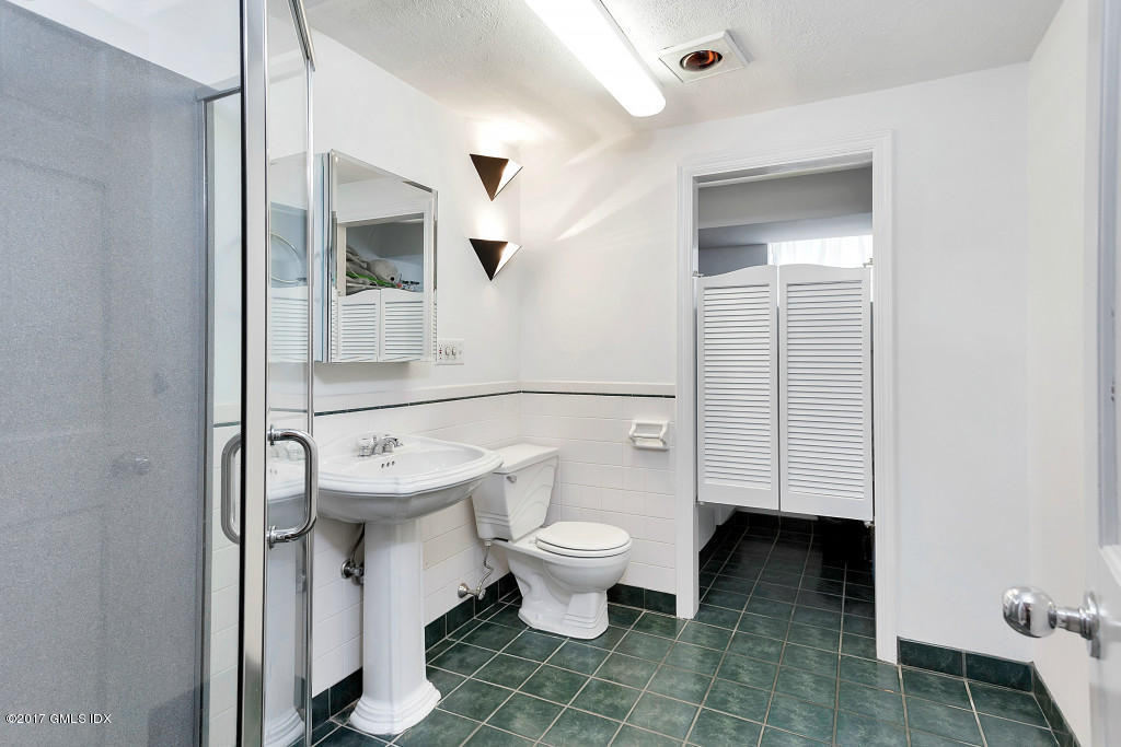 29 Long Meadow Road Riverside, CT 06878 - Photo 18 of 26 a bathroom with a toilet sink and a mirror