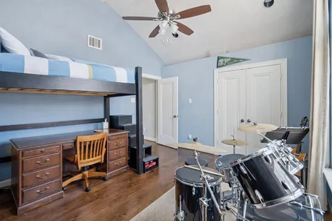 a view of a livingroom with furniture
