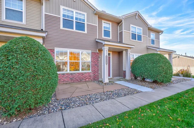 $300,000 | 3352 Hazel Trail, Unit E, Woodbury, MN 55129