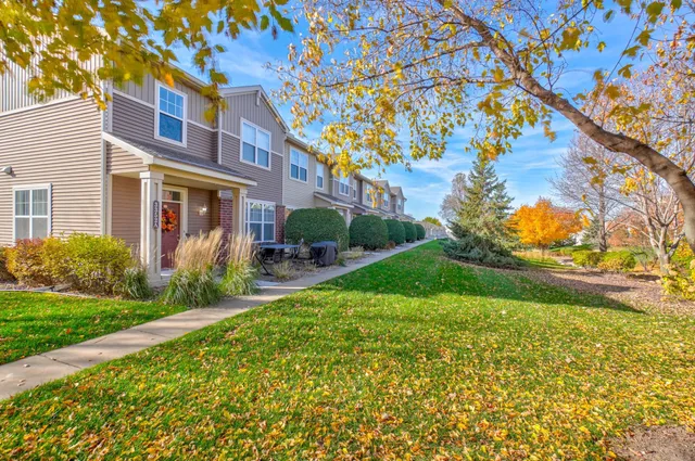 $300,000 | 3352 Hazel Trail, Unit E, Woodbury, MN 55129