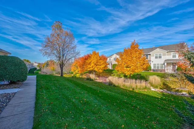 $300,000 | 3352 Hazel Trail, Unit E, Woodbury, MN 55129