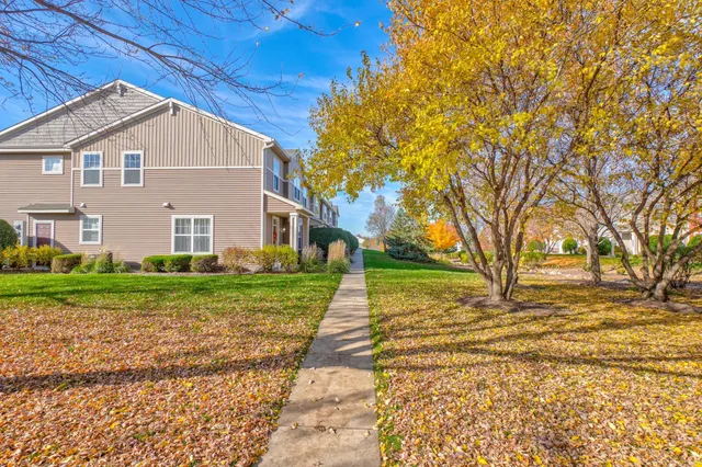 $300,000 | 3352 Hazel Trail, Unit E, Woodbury, MN 55129