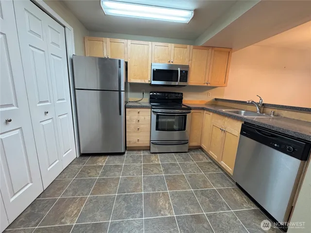 $1,900 | 6700 Northeast 182nd Street, Unit A208, Kenmore, WA 98028