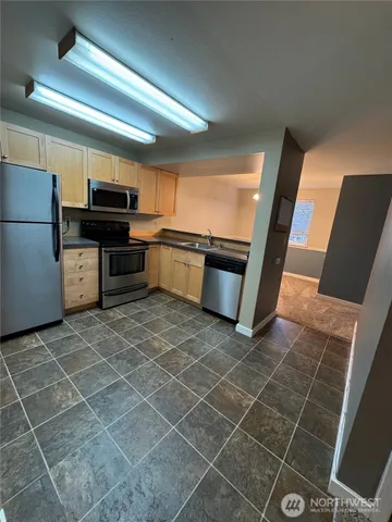 $1,900 | 6700 Northeast 182nd Street, Unit A208, Kenmore, WA 98028