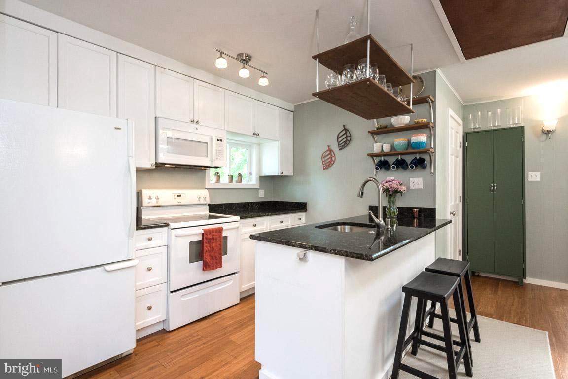 331 Salisbury Road Edgewater, MD 21037 - Photo 9 of 30 Kitchen with Sitting Island
