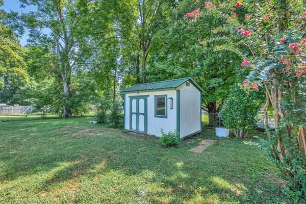 a view of a house with backyard and garden
