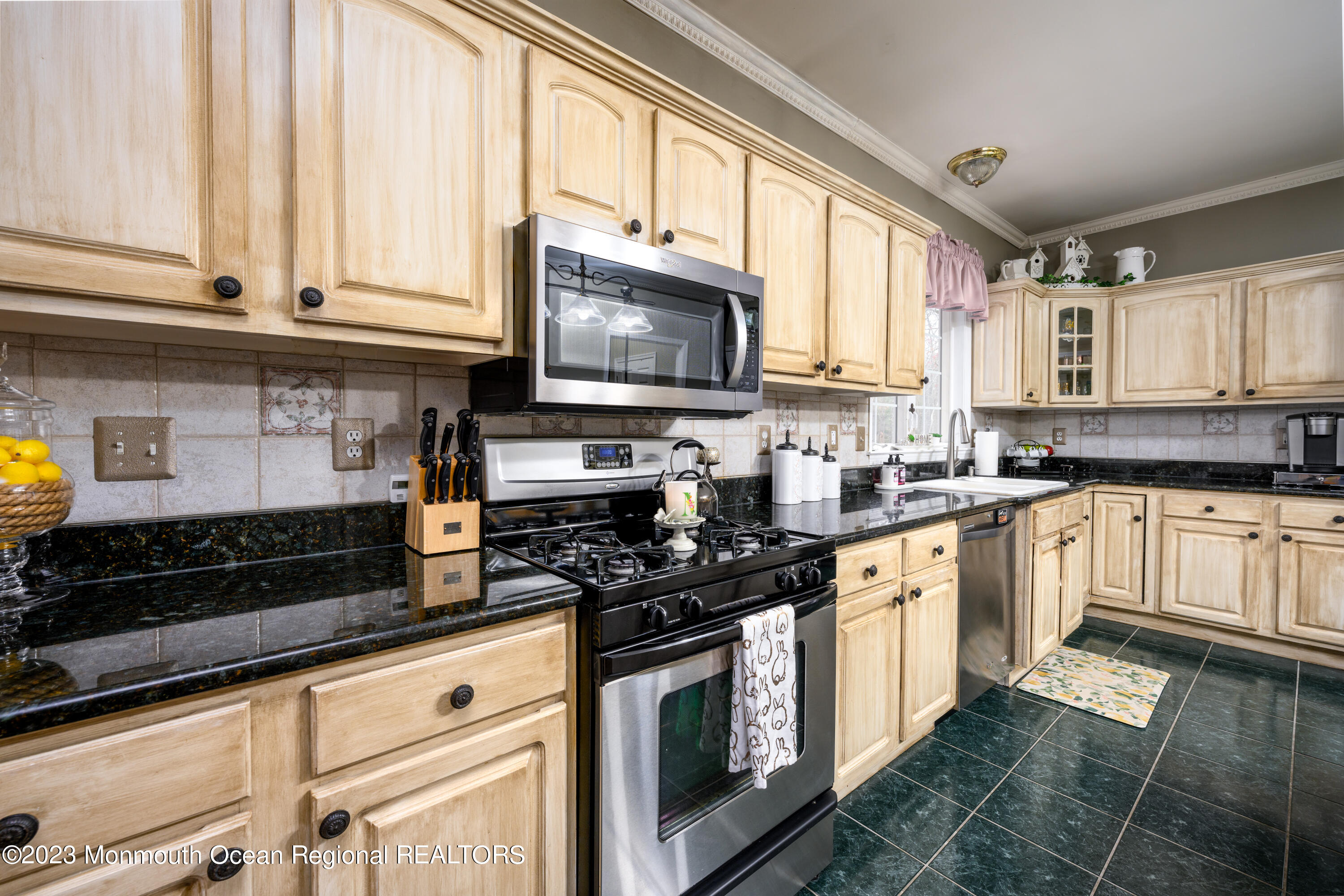 22 Amanda Lane Howell, NJ 07731 - Photo 9 of 53 22_Amanda_Ln-11