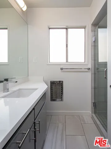 $3,195 | 450 South Los Robles Avenue, Unit 8, Pasadena, CA 91101