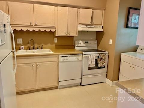 5931 Quail Hollow Road, Unit G Charlotte, NC 28210 - Photo 3 of 7 a kitchen with a stove top oven sink and cabinets