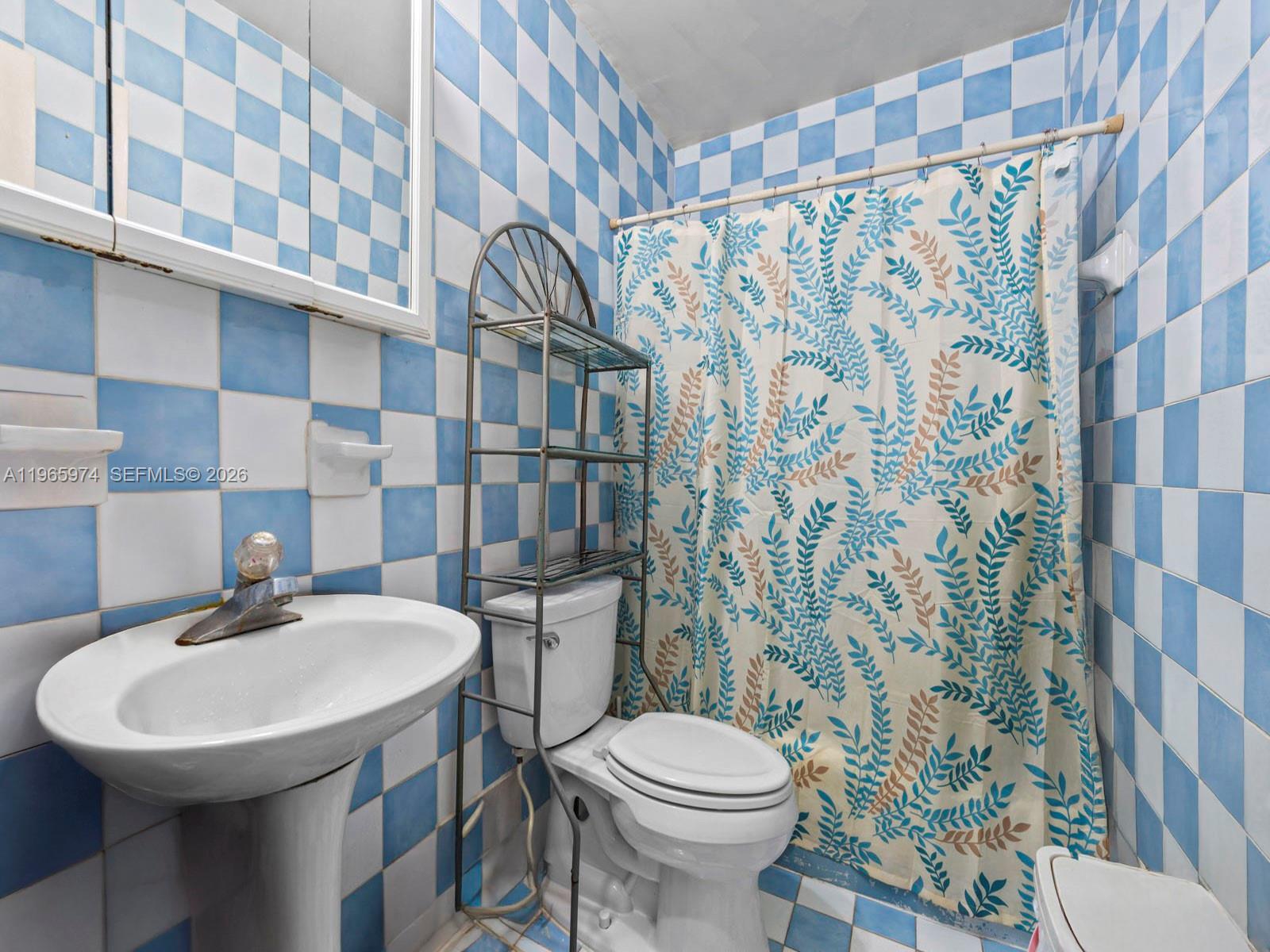 655 West 70 Place Hialeah, FL 33014 - Photo 36 of 40