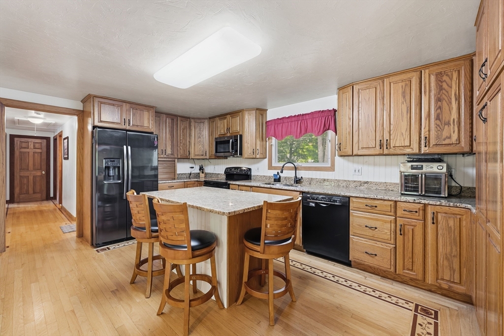 126 Putnam Hill Road Sutton, MA 01590 - Photo 4 of 32