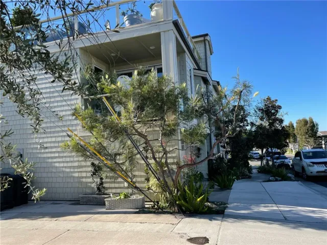 $2,750,000 | 720 Poinsettia Avenue, Corona del Mar, CA 92625
