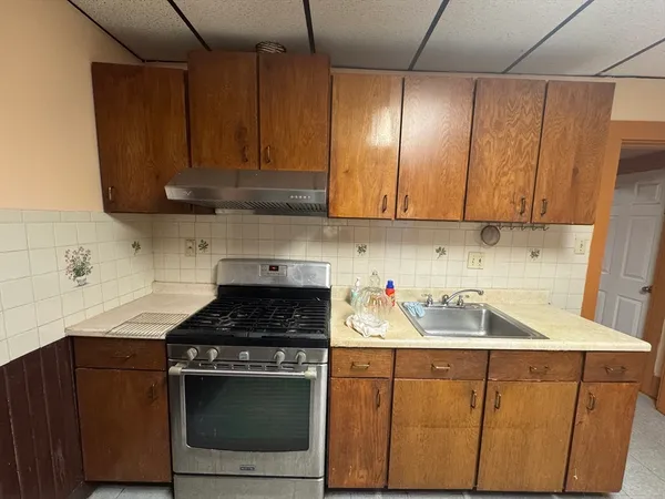 $2,400 | 33 Albion Street, Unit 1, Malden, MA 02148