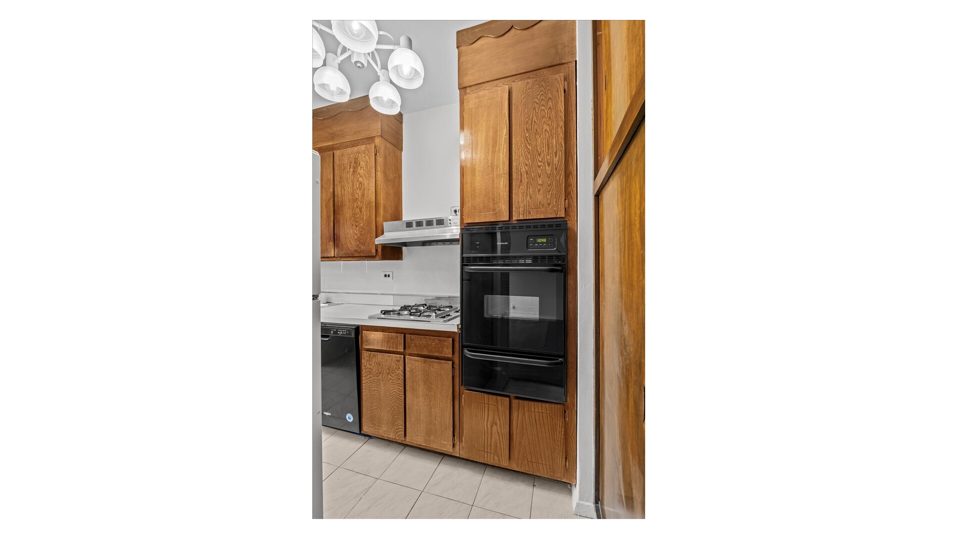 555 Kappock Street, Unit 4H Bronx, NY 10463 - Photo 4 of 16 a kitchen with a stove and a microwave