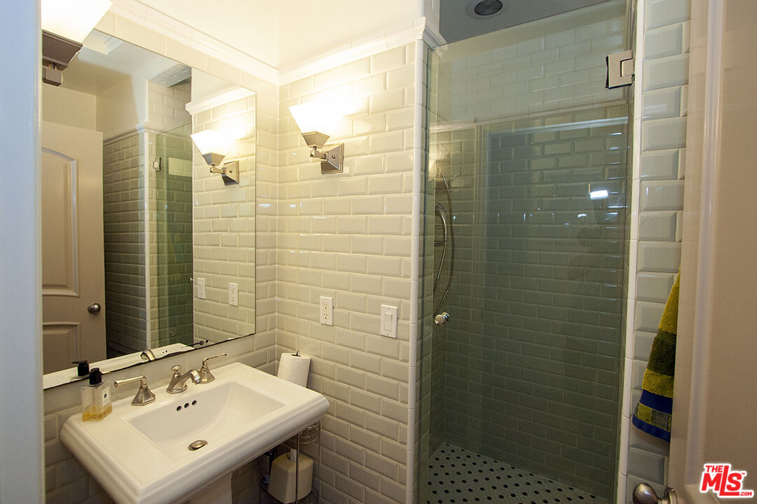 1173 South Point View Street Los Angeles, CA 90035 - Photo 11 of 18