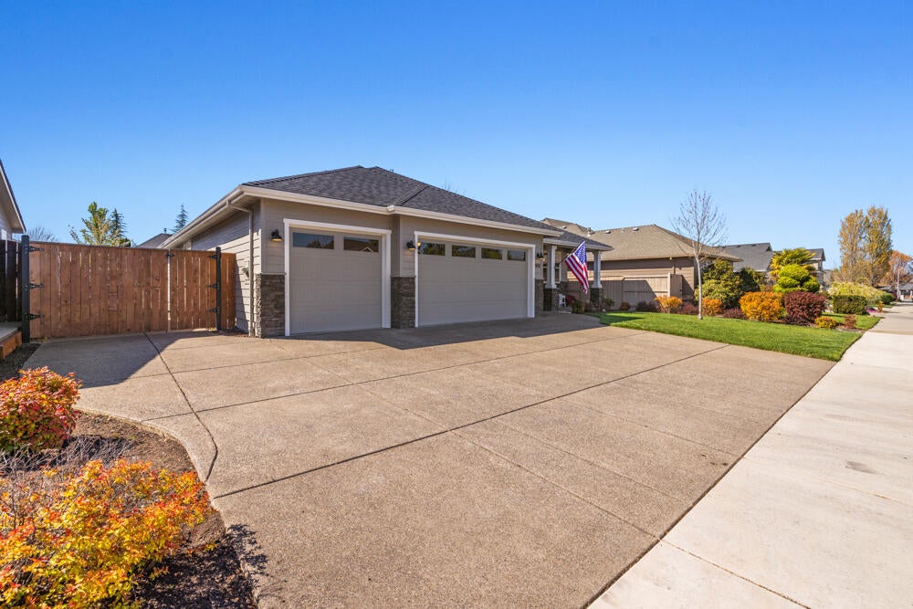 1000 Pumpkin Ridge Eagle Point, OR 97524 - Photo 4 of 50 1000PumpkinRidgeDr.-46