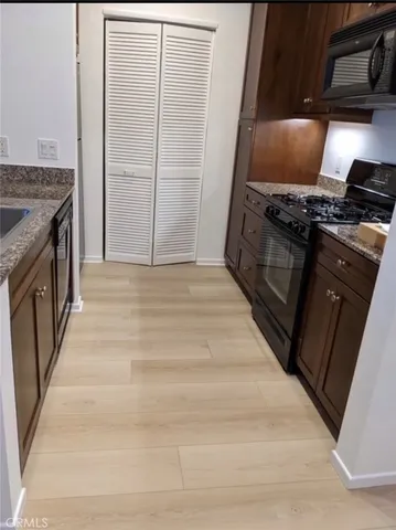 a view of an empty room with kitchen