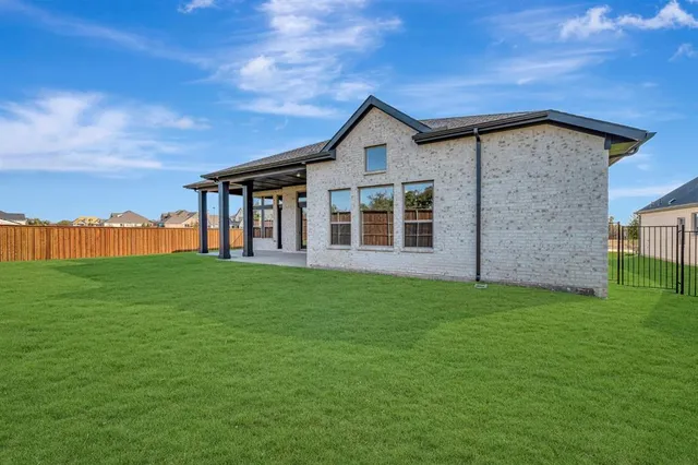 a view of a house with backyard