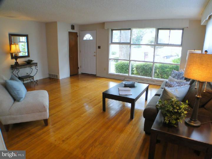 121 Locust Avenue Springfield, PA 19064 - Photo 4 of 24 Living Room