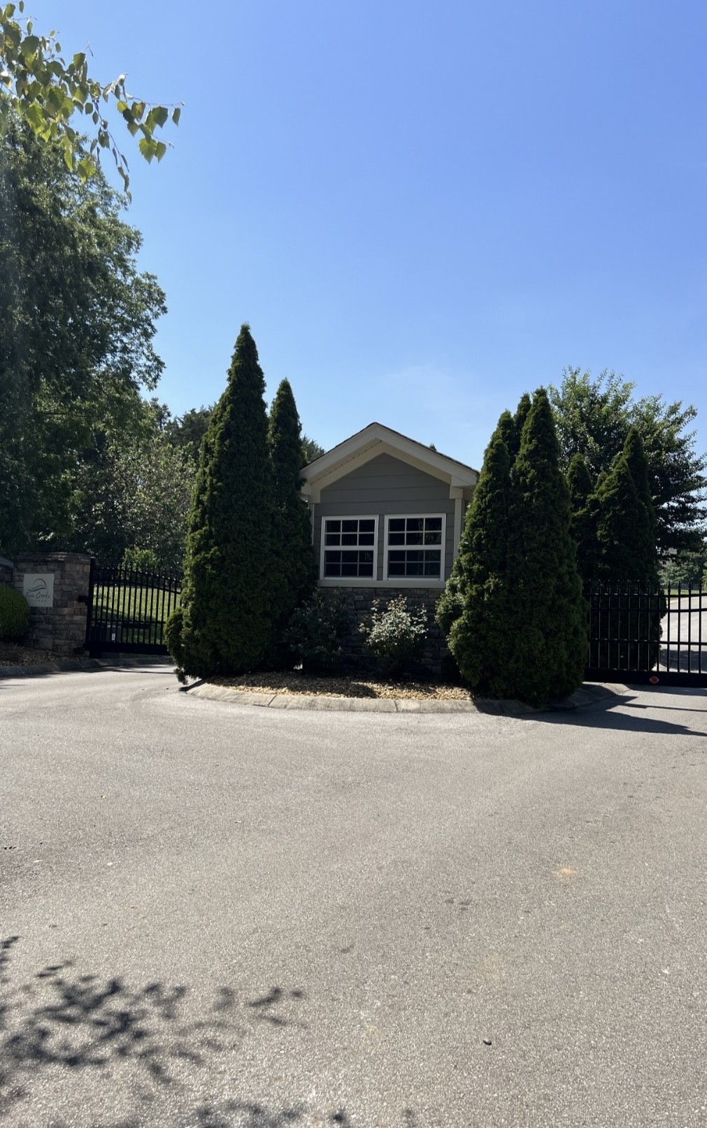 160 ANDERTON Drive Winchester, TN 37398 - Photo 40 of 41 a front view of a house with a yard and garage