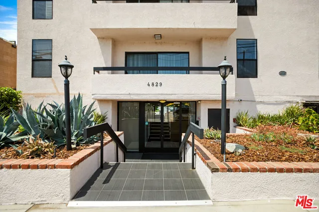 $729,000 | 4829 Whitsett Avenue, Unit 301, Valley Village, CA 91607