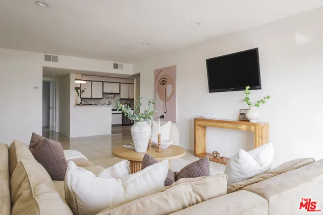 $729,000 | 4829 Whitsett Avenue, Unit 301, Valley Village, CA 91607