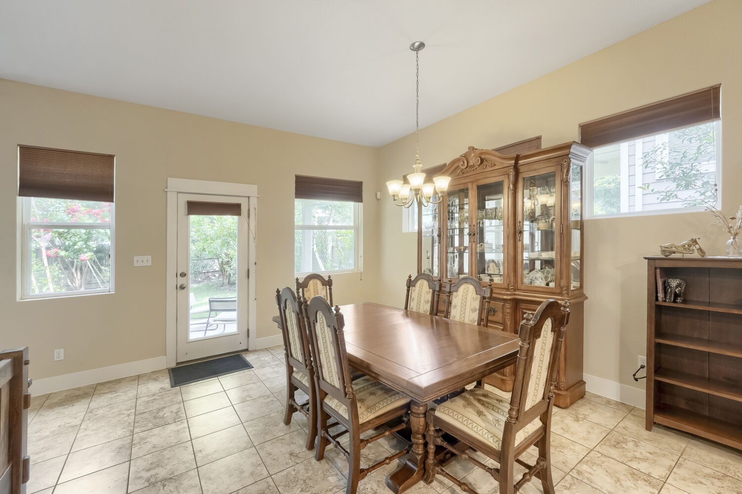 805 Waterfall Way Austin, TX 78753 - Photo 9 of 29 Open and connected dining area