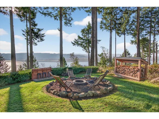 a view of a houses with a yard