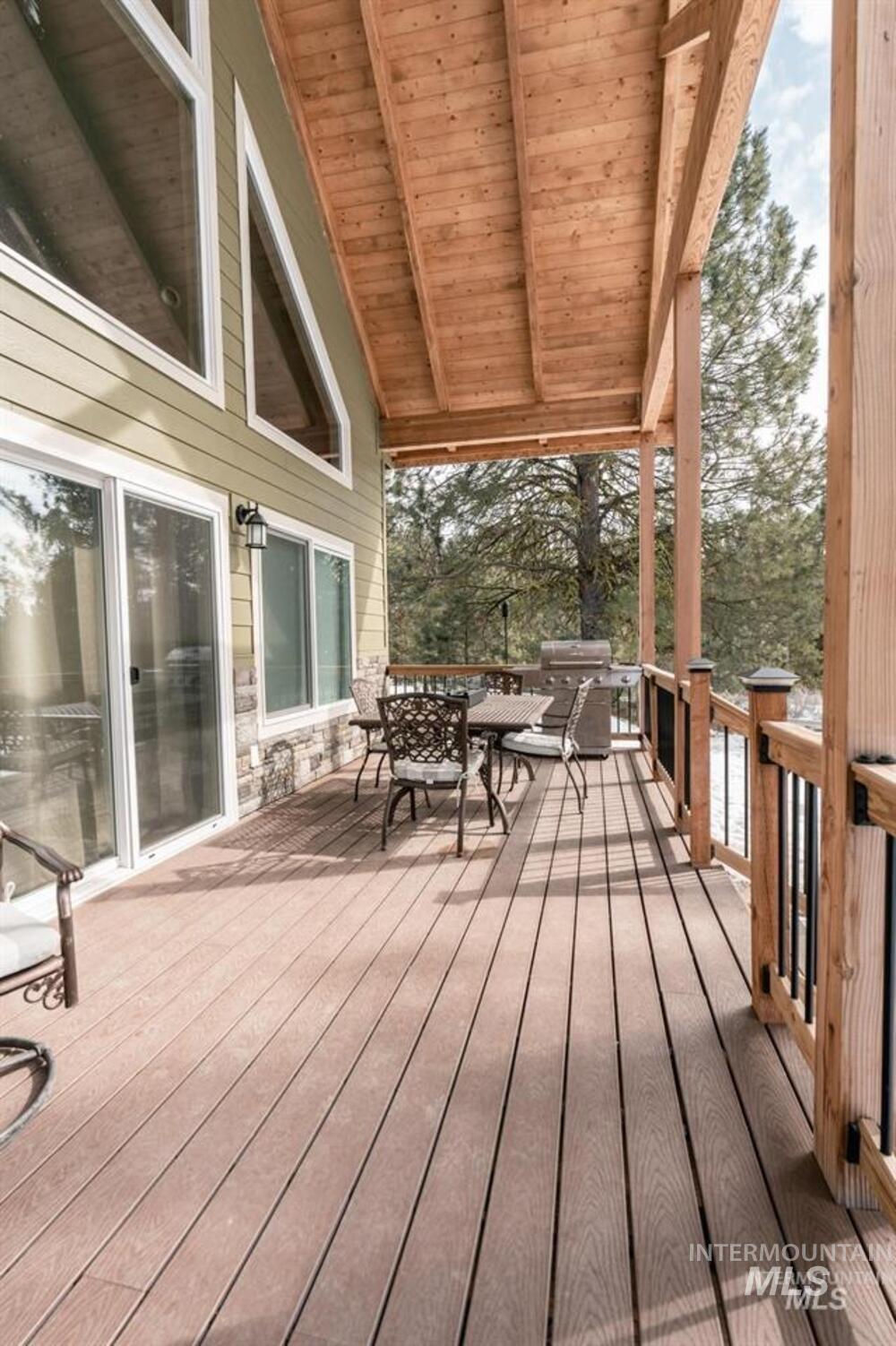 21 Melonie Loop Cascade, ID 83611 - Photo 23 of 27 Covered outdoor deck featuring wood-finish flooring
