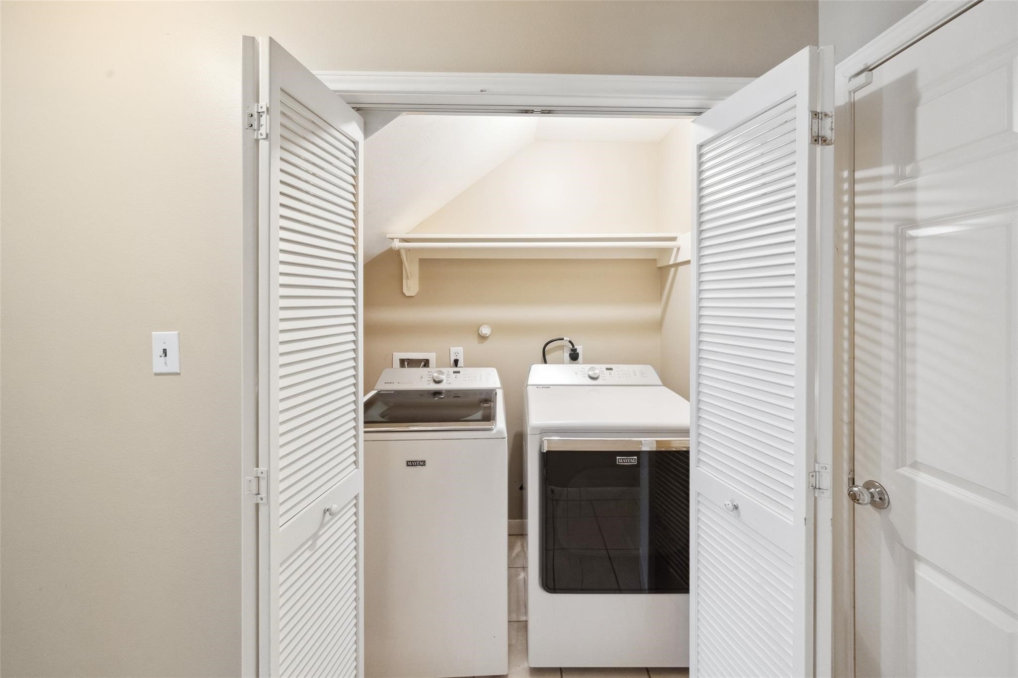 1809 Gillette Street Houston, TX 77019 - Photo 27 of 35 a bathroom with a sink and a window