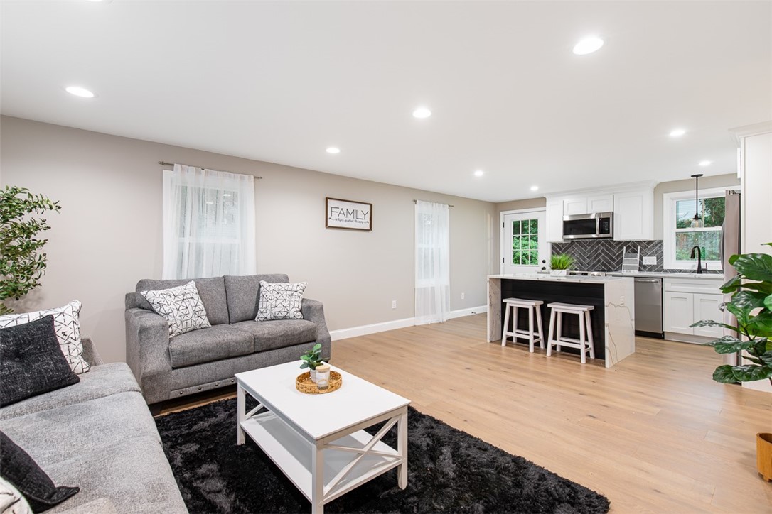 162 Colonial Road Providence, RI 02906 - Photo 5 of 36